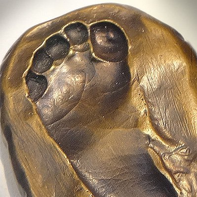 In Metall gegossener Fußabdruck eines Kindes