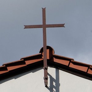 Kreuz und Schrift RIP am Giebel einer Trauerhalle